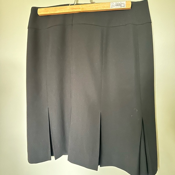 Flattering Black Pleated Skirt size 6 petite - Picture 3 of 4